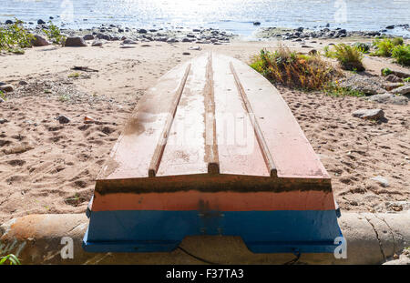 Altes Ruderboot liegt auf einer sandigen Küste. Golf von Finnland, Russland Stockfoto