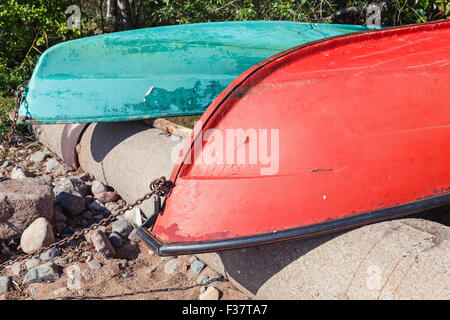 Alte bunte Ruderboote lag an der Küste. Golf von Finnland, Russland Stockfoto