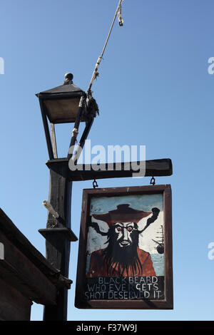 Fun Black Beard gemalt Holzschild am Stade, Hastings, East Sussex Stockfoto