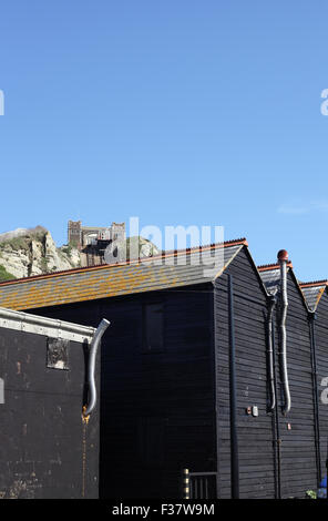 Rückseite der Fischer groß Schwarz Holzhütten und Osthügel im Hintergrund, Hastings, East Sussex, UK Stockfoto