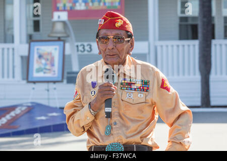 Pensionierter Marine Corps Navajo Code Talker Samuel Holiday während eines Besuchs in der Marine Corps Base Camp Pendleton 28. September 2015 in Oceanside, Kalifornien. Die Navajo Code Talkers wurden Amerikas geheime Waffe während des zweiten Weltkriegs. Stockfoto