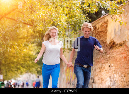 Junges Paar spazieren Stockfoto