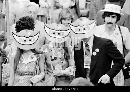 Delegierten tragen Jimmy Carter Lächeln Masken bei der Democratic National Convention 15. Juli 1976 in New York, NY. Stockfoto