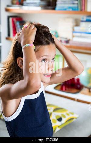 Mädchen Kopf kratzen. Stockfoto