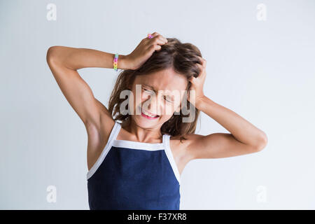 Mädchen Kopf kratzen. Stockfoto