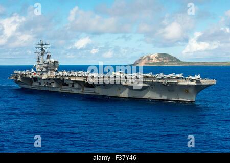 US-Navy Nimitz-Klasse nuklearen Flugzeugträger USS Ronald Reagan hält um zu Ehren der gefallenen Service-Mitglieder aus der Schlacht von Iwo Jima während im Gange aus der Insel von Iwo, früher bekannt als Iwo Jima 29. September 2015 in den Pazifischen Ozean.  Dieses Jahr markiert den 70. Jahrestag des Endes des zweiten Weltkriegs. Stockfoto