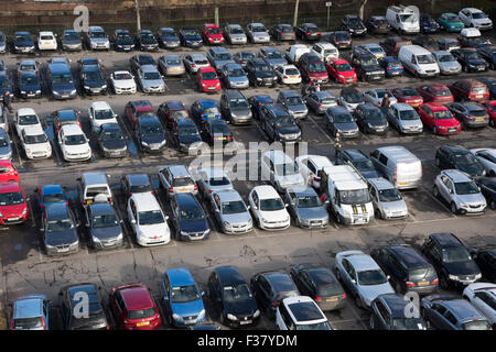 Hohen Blick von Clifford es Tower - viele Autos (verschiedene Modelle & Farben) & vans geparkt in Linien, in belebten Auto Schlosspark, York, North Yorkshire, UK. Stockfoto