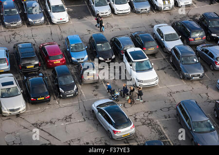 Hohen Blick von Clifford es Tower - Passanten, Autos fahren, manövrieren oder geparkten, in einer geschäftigen, überfüllten Auto Schlosspark, York, North Yorkshire, UK. Stockfoto