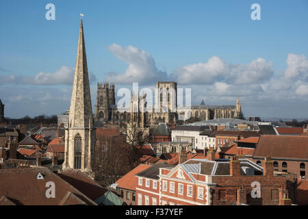 Blick auf blauem Himmel über den sonnigen York Skyline der Stadt, von Clifford es Tower, mit Dächern, Turm, Türme & York Minster - North Yorkshire, England, UK. Stockfoto