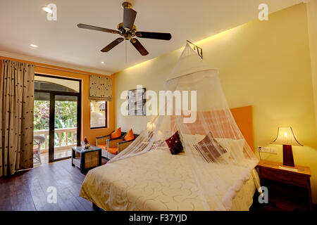 Innenansicht eines Doppelzimmers in einem Boutique-Hotel im Kolonialstil in Siem Reap, Kambodscha. Stockfoto