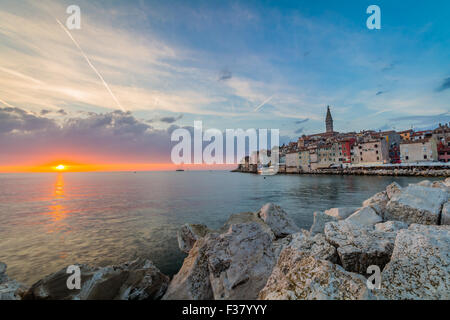 Schöne romantische Altstadt von Rovinj mit zauberhaften Sonnenuntergang, Halbinsel Istrien, Kroatien, Europa Stockfoto