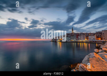 Schöne romantische Altstadt von Rovinj mit zauberhaften Sonnenuntergang, Halbinsel Istrien, Kroatien, Europa Stockfoto