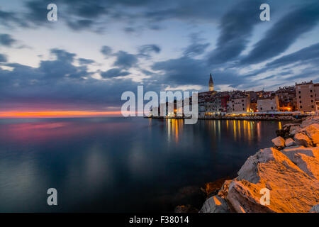 Schöne romantische Altstadt von Rovinj mit zauberhaften Sonnenuntergang, Halbinsel Istrien, Kroatien, Europa Stockfoto