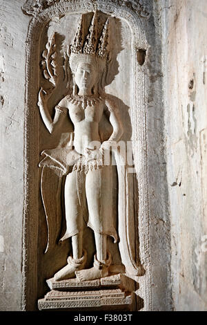 Basrelief Apsara (himmlische Tänzerin) bei Tempelanlage Angkor Wat. Angkor archäologischer Park, Siem Reap Provinz, Kambodscha. Stockfoto