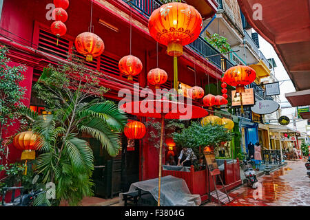 Rote Lampions am Eingang der beliebten Verpassen Wong Bar im Alten Französischen Viertel von Siem Reap, Kambodscha. Stockfoto