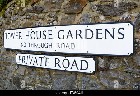 Private Straße Zeichen auf ein altes steinernes Wand im südlichen England, UK. Stockfoto