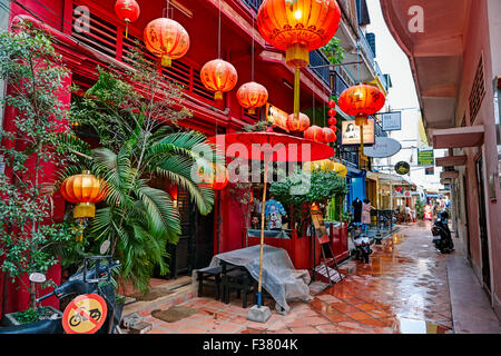 Gasse im Alten Französischen Viertel mit roten Laternen am Eingang zu verpassen Wong Bar. Siem Reap, Kambodscha. Stockfoto