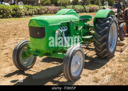 Sehr alte grüne Traktor im Feld Stockfoto