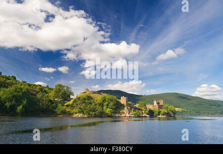 Urquhart Castle und Loch Ness, in der Nähe von Drumnadrochit, Highland Region, Schottland. Stockfoto