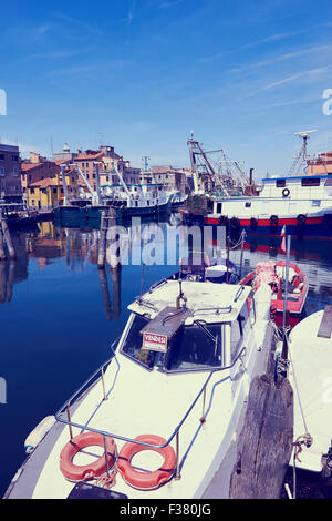 Boot zu verkaufen (Vendesi) mit Fischkuttern vertäut im Hafen von Chioggia Veneto Italien Europa Stockfoto