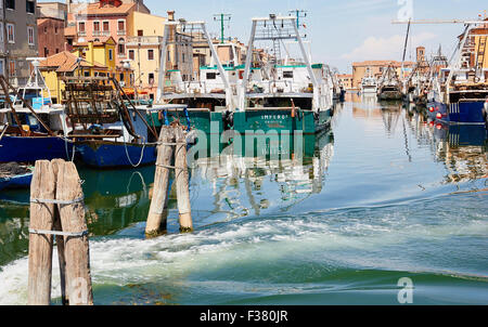 Gefolge Muster links mit dem Boot im Hafen von Chioggia venezianischen Lagune Veneto Italien Europa Stockfoto