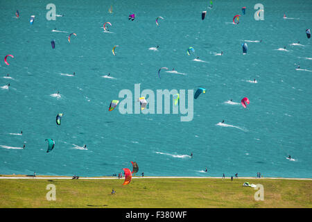 Bild mit viele Kite-Surfer und Windsurfer bewegt sich in einem See. Sie nutzen den Wind auf ihren Brettern auf dem Wasser bewegen. Stockfoto