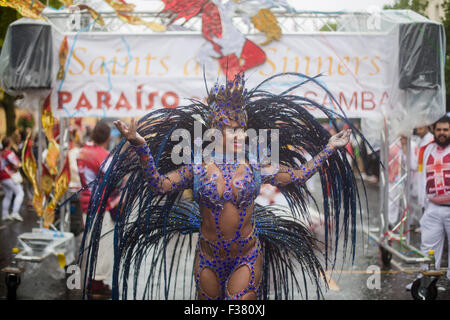 Tänzerin von Paraiso Schule der Samba in der Regen in Notting Hill Karneval 2014 Stockfoto