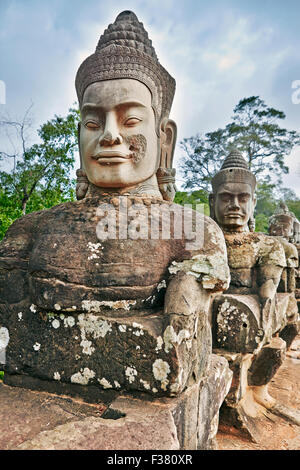 Geschnitzte Steinfiguren am Südtor von Angkor Thom. Archäologischer Park Angkor, Provinz Siem Reap, Kambodscha. Stockfoto