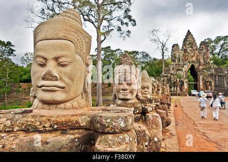 Steinskulpturen am Südtor zu Angkor Thom geschnitzt. Angkor archäologischer Park, Siem Reap Provinz, Kambodscha. Stockfoto