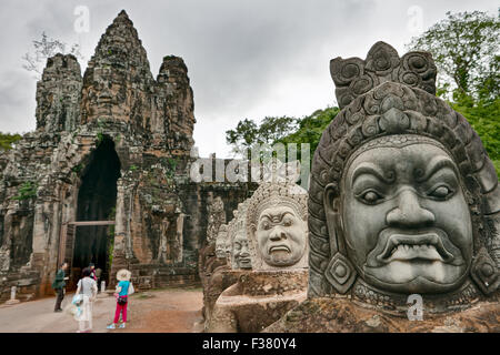 Riesige Steinwände am Südtor des Angkor Thom. Archäologiepark Angkor, Provinz Siem Reap, Kambodscha. Stockfoto