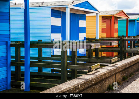 Bunte hölzerne Strandhütten in Kentish Seebad Whitstable. Stockfoto