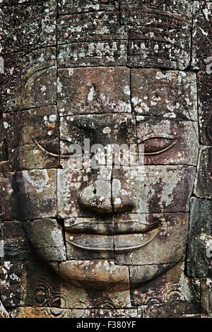 Geschnitzten Stein riesigen Gesicht am Bayon-Tempel. Angkor archäologischer Park, Siem Reap Provinz, Kambodscha. Stockfoto