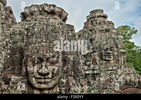 Geschnitzten Stein riesige Flächen am Bayon Tempel. Angkor archäologischer Park, Siem Reap Provinz, Kambodscha. Stockfoto