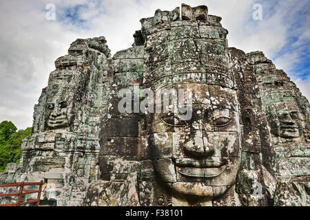 Geschnitzten Stein riesige Flächen am Bayon Tempel. Angkor archäologischer Park, Siem Reap Provinz, Kambodscha. Stockfoto