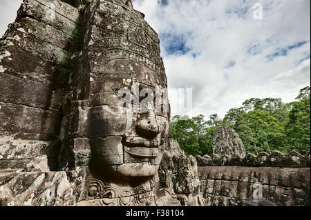 Steinerne Riese Gesicht bei Bayon Tempel in Angkor Thom. Angkor Archäologischer Park, Provinz Siem Reap, Kambodscha. Stockfoto