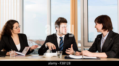 Gruppe von Geschäftsleuten diskutieren Arbeitszeiten Stockfoto