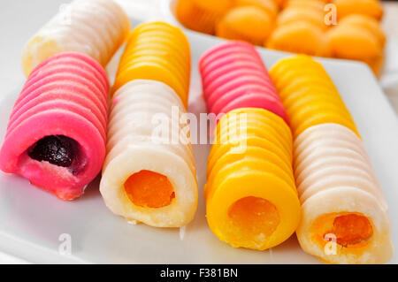 Nahaufnahme von einem Haufen von Huesos de Santo, typisches Gebäck von Spanien, in Allerheiligen gegessen Stockfoto