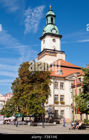 Das 18. Jahrhundert Rathaus Gebäude auf dem Markt. Rathausplatz, Jelenia Gora oder Hirschberg, Niederschlesien, Polen Stockfoto