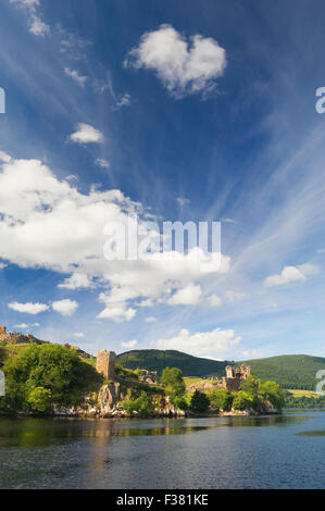 Urquhart Castle und Loch Ness, in der Nähe von Drumnadrochit, Highland Region, Schottland. Stockfoto