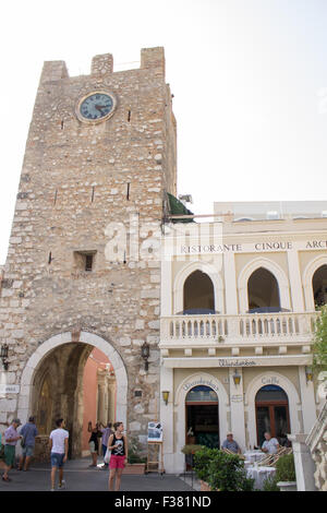 Torre Orologio ist eine alte mittelalterliche Uhrturm in den wichtigsten Platz der Piazza IX Aprile in Taormina. Stockfoto