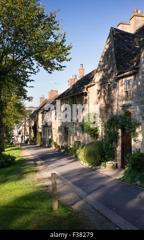 Burford High Street beherbergt in der Abend Sonne. Cotswolds, Oxfordshire, England Stockfoto