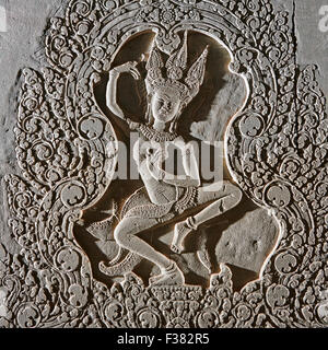 Basrelief Apsara (himmlische Tänzerin) bei Tempelanlage Angkor Wat. Angkor archäologischer Park, Siem Reap Provinz, Kambodscha. Stockfoto