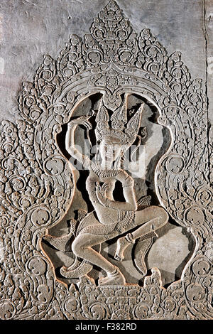 Basrelief Apsara (himmlische Tänzerin) bei Tempelanlage Angkor Wat. Angkor archäologischer Park, Siem Reap Provinz, Kambodscha. Stockfoto