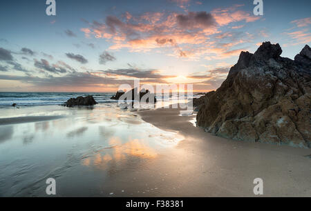 Atemberaubenden Sonnenuntergang am Strand von Freathy an der Whitsand Bay im Südosten Cornwall Stockfoto