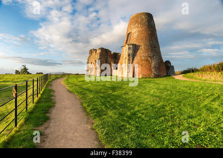 Die Ruinen der St. Benet's Abbey und es ist Ajoining Windmühle auf den Norfolk Broads. Stockfoto