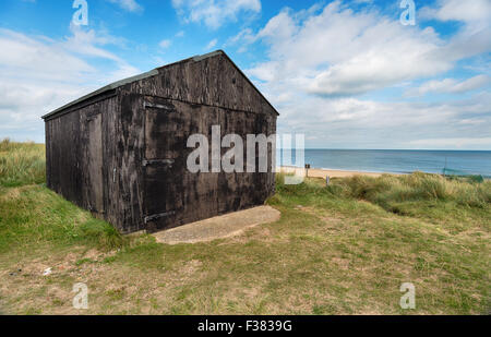 Hütte am Strand von Winterton am Meer an der Küste von Norfolk schwarz Stockfoto