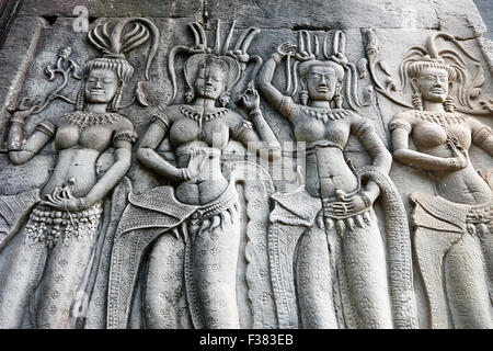 Figuren von Apsaren (Himmelstänzerinnen) geschnitzt auf einer Steinmauer am Angkor Wat Tempel. Angkor Archäologischer Park, Provinz Siem Reap, Kambodscha. Stockfoto