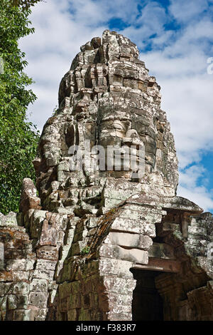 Geschnitzten Stein riesigen Gesicht im Tempel Banteay Kdei. Angkor archäologischer Park, Siem Reap Provinz, Kambodscha. Stockfoto