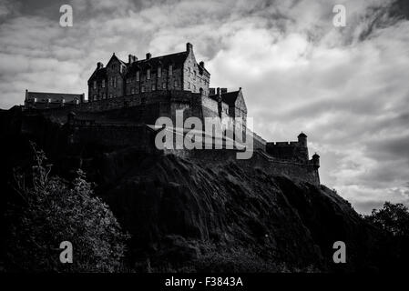Blickte zu Edinburgh Castle von Princes Street Gardens gesehen. Stockfoto