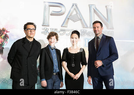 Tokio, Japan. 1. Oktober 2015. (L, R) Regisseur Joe Wright, junge Schauspieler Levi Miller, japanische Pop-Sängerin Seiko Matsuda und Schauspieler Hugh Jackman posieren für die Kameras während der japanischen Premiere für den Film Pan in Roppongi Hills Arena am 1. Oktober 2015, Tokio, Japan. Der Film trifft japanische Theater am 31. Oktober. Credit: Rodrigo Reyes Marin/AFLO/Alamy Live News Stockfoto